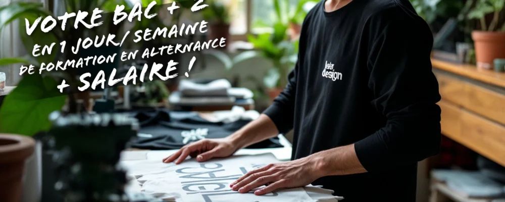 Jeune graphiste travaillant en alternance dans un atelier de marquage textile