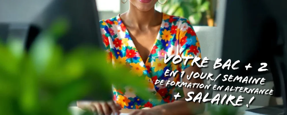 Gestionnaire comptable travaillant en alternance dans un beau bureau