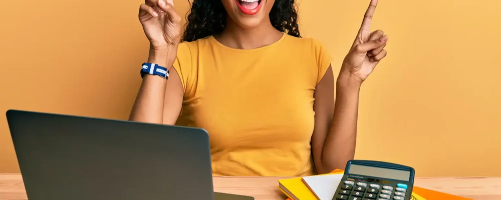 Jeune assistant e comptable en alternance en train de travailler à son bureau pour valider son titre professionnel de Gestionnaire Comptable et Fiscal