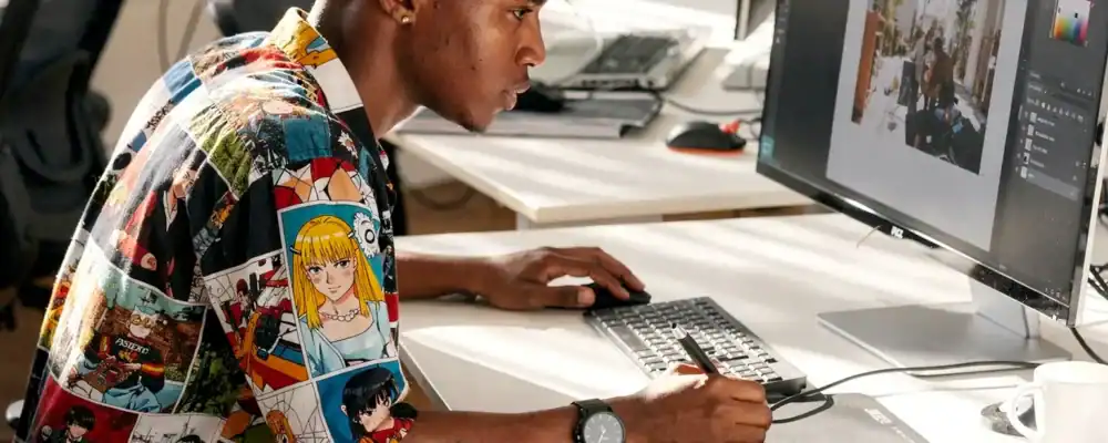 Jeune infographiste en train de réaliser un visuel sur Adobe Photoshop. Trvaille en Alternance pour obtenir son BAC +2 Graphiste chez CEFORA