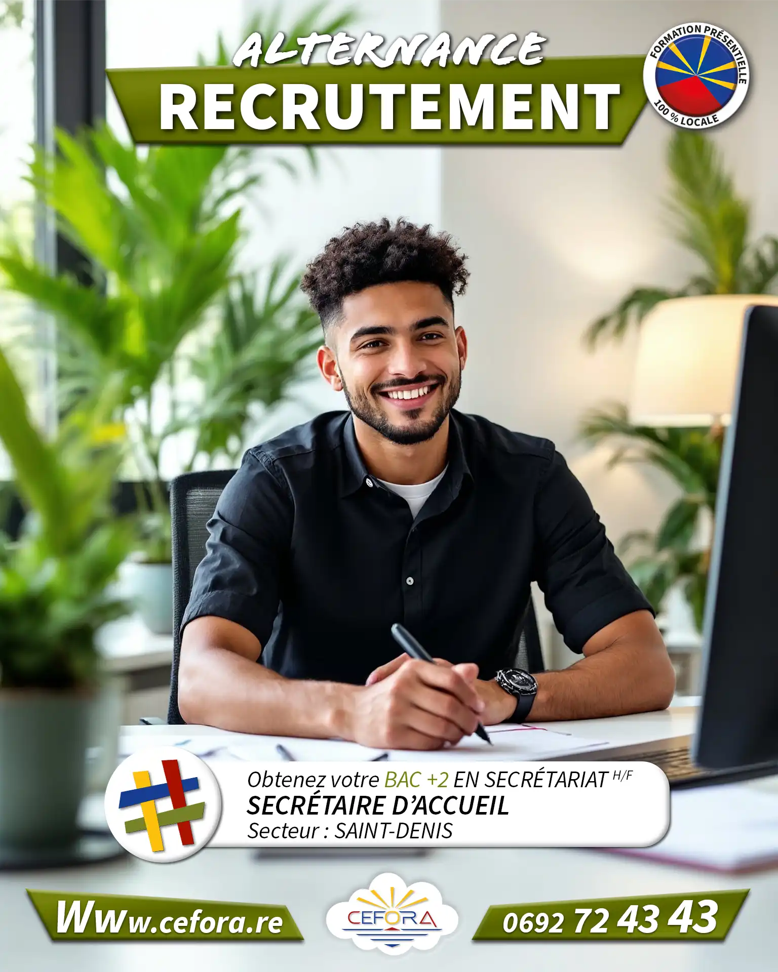 Image représentant un jeune homme travaillant en alternance comme secrétaire d'accueil pour obtenir son titre professionnel d'Assistant de Direction au centre de formation CEFORA