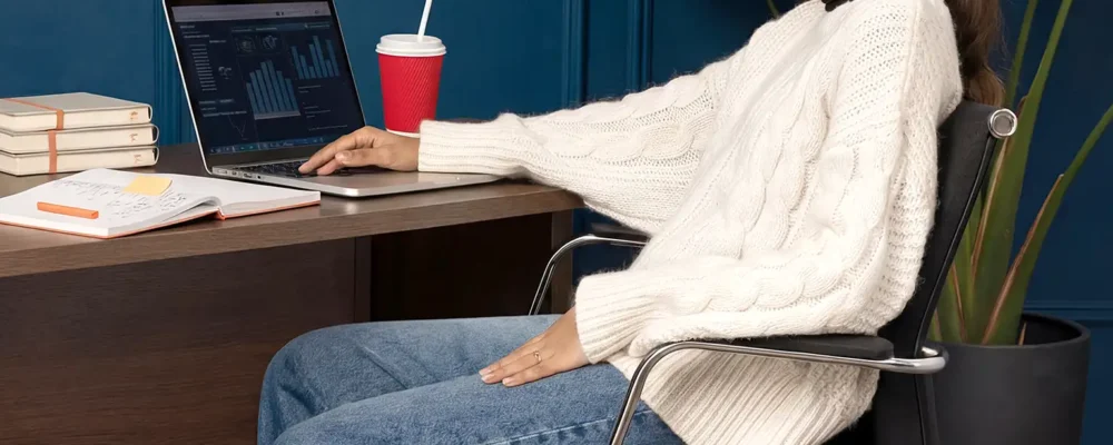 Jeune secrétaire travaillant comme assistante de direction en alternance