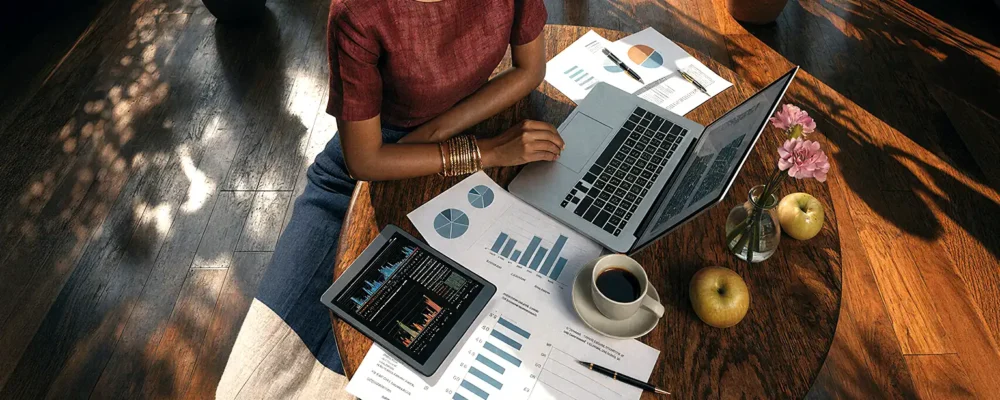 Jeune Apprentie comptable travaillant en alternance pour obtenir un titre professionnel de Gestionnaire Comptable et Fiscal au centre de formation CEFORA, à La Réunion 974.