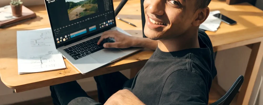 Jeune monteur vidéo travaillant en alternance dans une agence créative pour obtenir son BAC +2 Graphiste