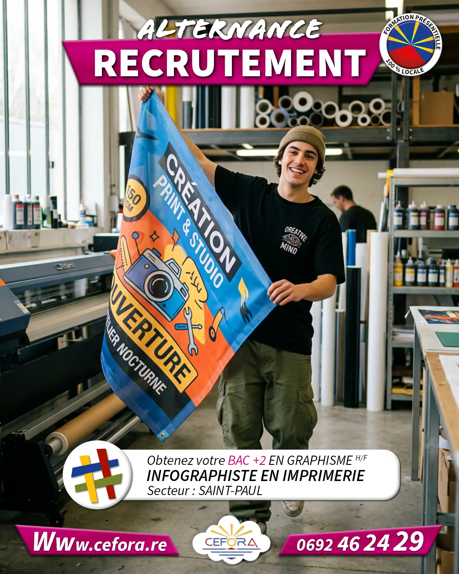 Jeune créatif travaillant en alternance dans une imprimerie pour passer son diplôme de graphiste BAC +2