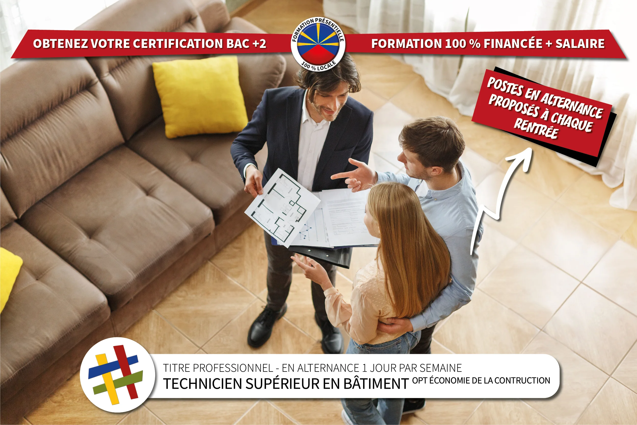 Technicien supérieur en bâtiment en train de présenter des plans d'exécution à ses clients.